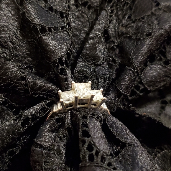 Platinum .950 Diamond Three Stone Princess Cut. - Picture 14 of 16